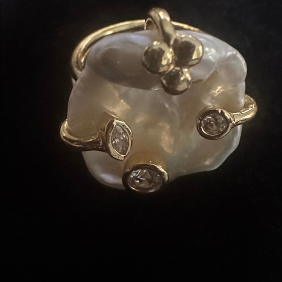 Elegant Gold and Pearl Ring